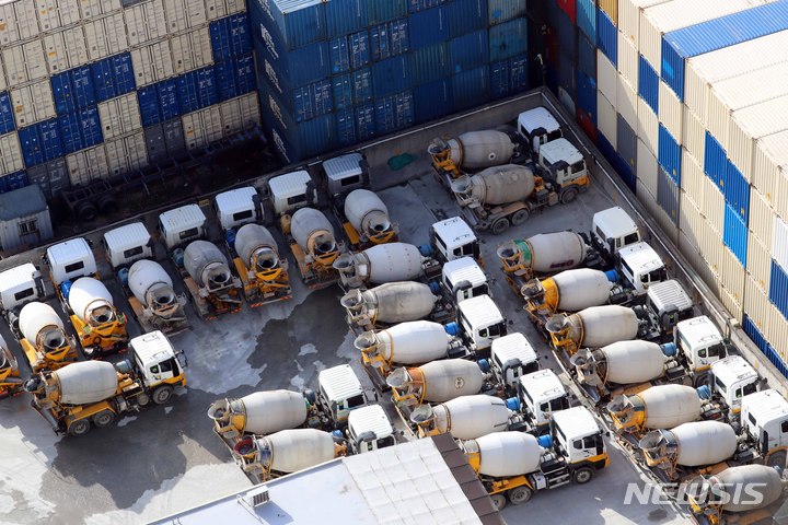 [부산=뉴시스] 하경민 기자 = 부산 남구의 한 레미콘 공장에 주차된 레미콘 차량들. 2025.08.27. yulnetphoto@newsis.com