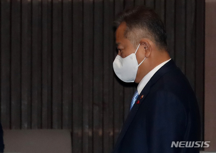 [서울=뉴시스] 이영환 기자 = 이상민 행정안전부 장관이 지난 8일 오후 서울 여의도 국회에서 열린 제400회국회(정기회) 제400-14차 본회의에 참석 후 회의장을 나서고 있다. 2022.12.08. 20hwan@newsis.com