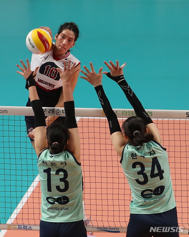 [서울=뉴시스] 김근수 기자 = 8일 오후 서울 장충 체육관에서 열린 2022-2023 시즌 도드람 V리그 GS 칼텍스와 현대건설의 경기. 현대건설 야스민이 공격을 시도하고 있다. 2022.12.08. ks@newsis.com