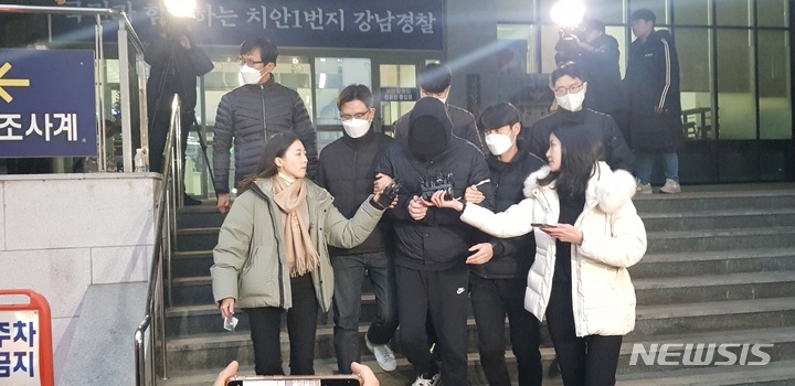 [서울=뉴시스] 한은진 기자 = 만취 상태로 어린이보호구역에서 초등생을 차로 쳐 숨지게 한 혐의를 받는 30대 남성이 9일 오전 검찰에 넘겨졌다. 2022.12.09 gold@newsis.com