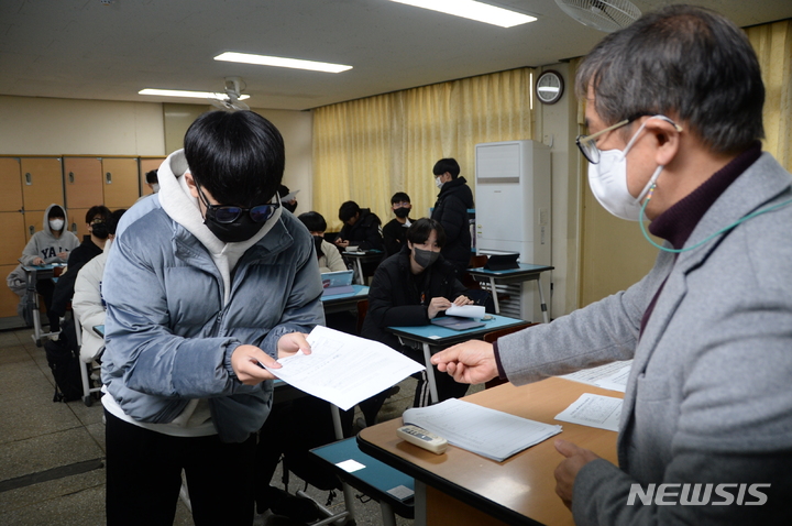  [청주=뉴시스] 조성현 기자 = 2023학년도 대학수학능력시험(수능) 성적표 배부일인 9일 오전 충북 청주 세광고등학교에서 담임 교사가 수험생들에게 수능 성적표를 배부하고 있다. 2022.12.09. jsh0129@newsis.com