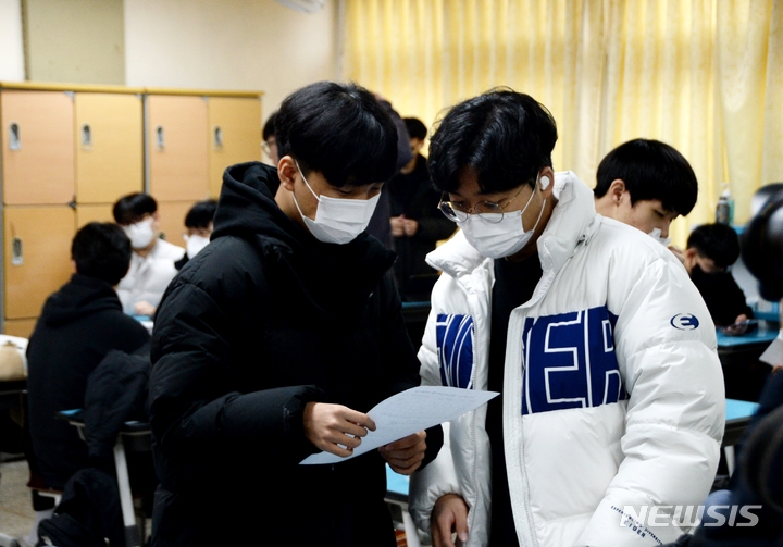 [청주=뉴시스] 조성현 기자 = 2023학년도 대학수학능력시험(수능) 성적표 배부일인 9일 오전 충북 청주 세광고등학교에서 3학년 학생들이 성적을 확인하고 있다. 2022.12.09. jsh0128@newsis.com 