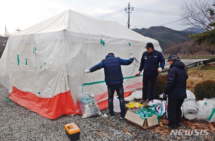 [단양=뉴시스] 이도근 기자= 민주노총 화물연대 총파업 철회 여부 결정 조합원 대상 찬반투표가 열린 9일 오전 화물연대 충북본부 조합원들이 성신양회 단양공장 출하장 앞 주차장에 설치했던 천막을 철거하고 있다. 2022.12.9. photo@newsis.com