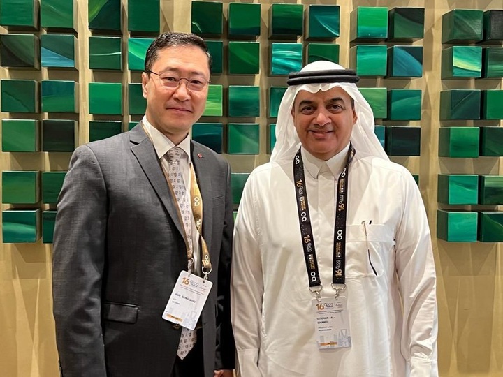 [서울=뉴시스] 허성우 LG화학 석유화학 부문 글로벌사업추진 총괄 부사장이 7일(현지시간) 사우디아라비아 수도 리야드에서 열린 제16차 걸프석유화학연맹(GPCA) 연례 포럼에서 오스만 알 감디 페트로라빅 최고경영자(CEO)와 만나 기념촬영을 하고 있다. (사진=페트로라빅 공식 트위터) 2022.12.09 photo@newsis.com *재판매 및 DB 금지