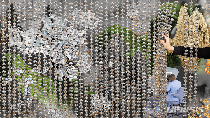 [서울=뉴시스]양혜규 앞 '소리나는 물방울 – 강철 봉오리Sonic Droplets – Steel Buds'(2022) 뒤 '배양과 소진Incubation and Exhaustion'(2018), in collaboration with Studio Manuel Raeder Commissioned by Kochi-Muziris Biennale 2022 사진 양혜규 스튜디오, 이미지 제공 국제갤러리