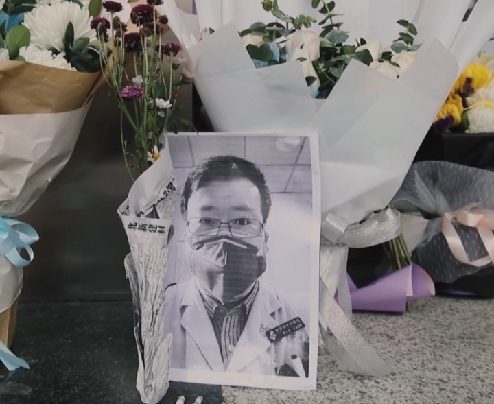 [서울=뉴시스] 중국 도심 한 켠에 마련된 리원량 박사의 추모 공간, 중국 정부가 '제로 코로나' 정책 완화를 발표한 직후, 수많은 중국 누리꾼들이 리원량 박사에 대한 애도를 표했다 (사진출처: 뉴욕타임스 영상 캡처) 2022.12.09. *재판매 및 DB 금지