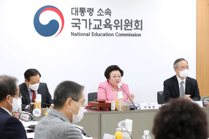[세종=뉴시스] 대통령 소속 행정위원회인 국가교육위원회(국교위)가 지난 2022년 12월 9일 오전 정부서울청사 회의실에서 회의를 하는 모습. (사진=국교위 제공). 2022.12.09. photo@newsis.com *재판매 및 DB 금지