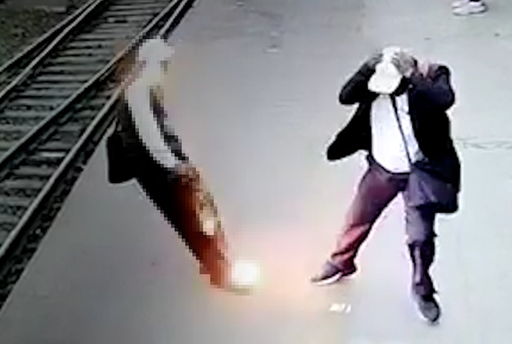 지난 12월4일(현지시간) 인도 서벵갈주 카라그푸르 기차역에서 검표원이 떨어진 전선에 맞아 감전되는 모습. 출처: Reddit *재판매 및 DB 금지