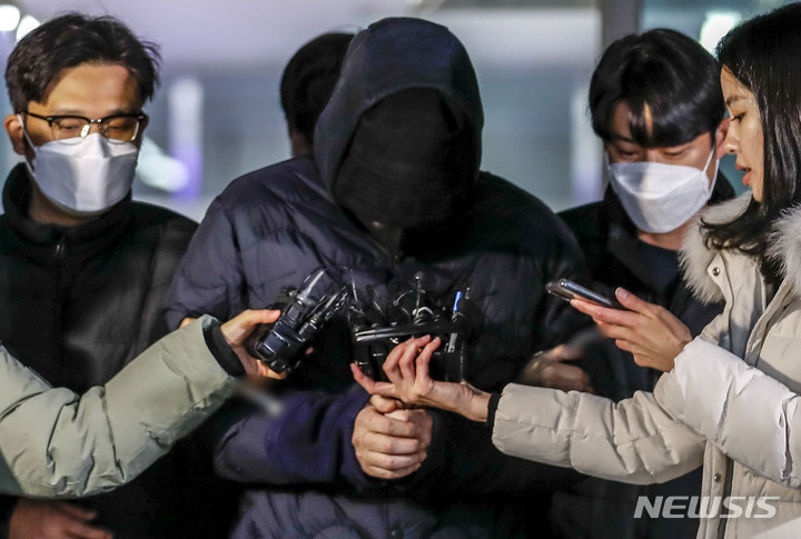 [서울=뉴시스] 정병혁 기자 = 만취 상태로 어린이보호구역에서 초등생을 차로 쳐 숨지게  한 혐의를 받는 30대 남성이 9일 오전 서울 강남구 서울강남경찰서에서 검찰로 구속 송치되고 있다. 2022.12.09. jhope@newsis.com