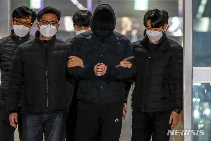 [서울=뉴시스] 정병혁 기자 = 만취 상태로 어린이보호구역에서 초등생을 차로 쳐 숨지게 한 혐의를 받는 30대 남성이 9일 오전 서울 강남구 서울강남경찰서에서 검찰로 구속 송치되고 있다. 2022.12.09. jhope@newsis.com