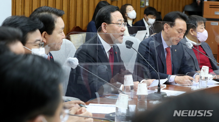 [서울=뉴시스] 이영환 기자 = 주호영 국민의힘 원내대표가 9일 오전 서울 여의도 국회에서 열린 원내대책회의에 참석해 발언을 하고 있다. 2022.12.09. 20hwan@newsis.com