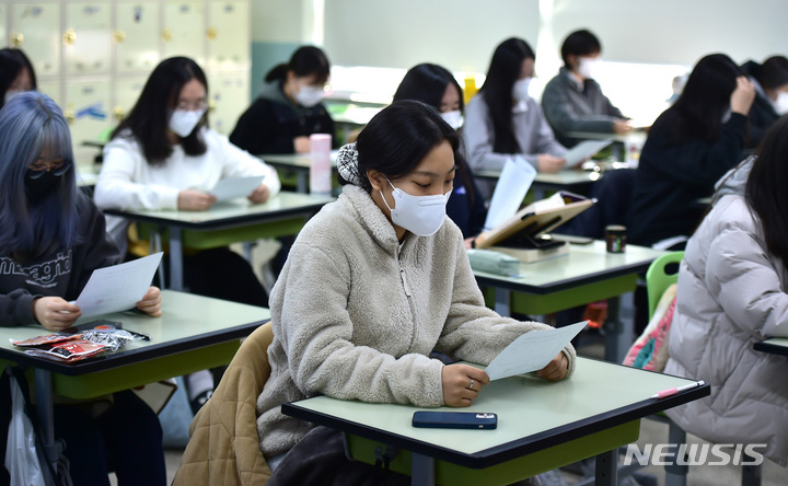 [대구=뉴시스] 이무열 기자 = 2023학년도 대학수학능력시험 성적표가 배부된 지난 9일 오전 대구 중구 경북여자고등학교에서 수험생들이 성적표를 살펴보고 있다. 2022.12.10. lmy@newsis.com