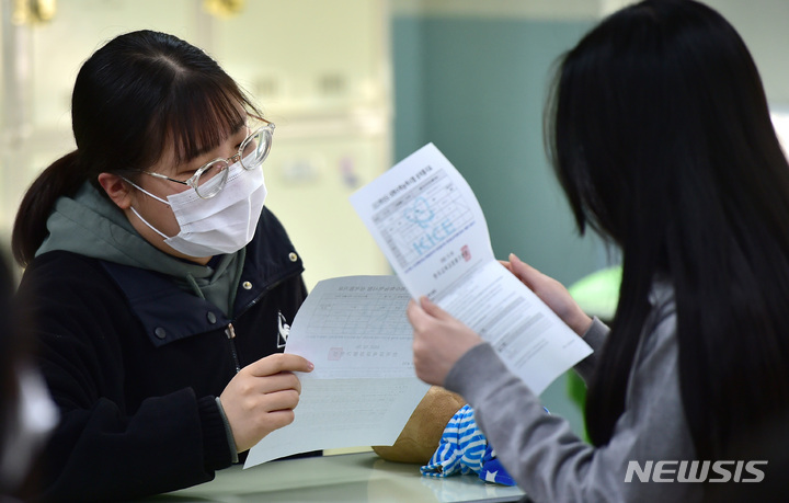 [대구=뉴시스] 이무열 기자 = 2023학년도 대학수학능력시험 성적표가 배부된 9일 오전 대구 중구 경북여자고등학교에서 수험생들이 성적표를 살펴보고 있다. 2022.12.09. lmy@newsis.com