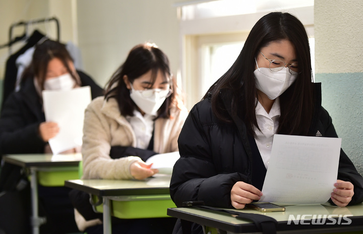 [대구=뉴시스] 이무열 기자 = 2023학년도 대학수학능력시험 성적표가 배부된 9일 오전 대구 중구 경북여자고등학교에서 수험생들이 성적표를 살펴보고 있다. 2022.12.09. lmy@newsis.com