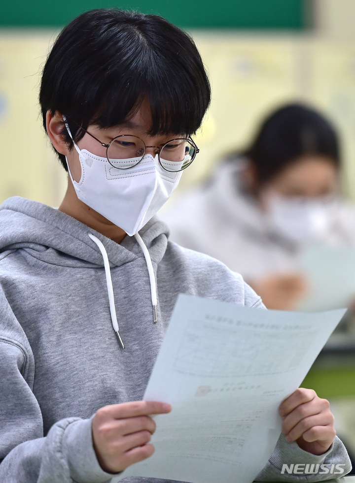 [대구=뉴시스] 이무열 기자 = 2023학년도 대학수학능력시험 성적표가 배부된 9일 오전 대구 중구 경북여자고등학교에서 수험생들이 성적표를 살펴보고 있다. 2022.12.09. lmy@newsis.com