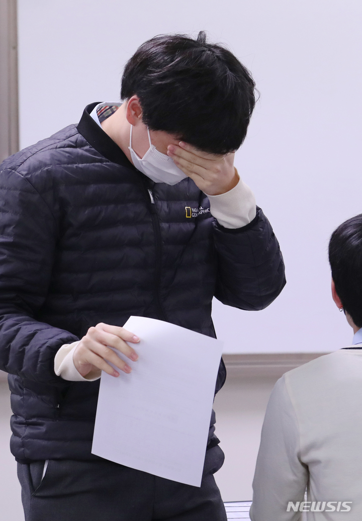 [서울=뉴시스] 최진석 기자 = 2023학년도 수능 성적표 배부일인 9일 오전 서울 종로구 경복고등학교에서 고3 수험생이 수능 성적표를 확인하고 아쉬워하고 있다. (공동취재사진) 2022.12.09. photo@newsis.com