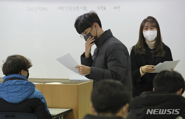 [서울=뉴시스] 최진석 기자 = 2023학년도 수능 성적표 배부일인 9일 오전 서울 종로구 경복고등학교에서 고3 수험생이 수능 성적표를 확인하고 있다. (공동취재사진) 2022.12.09. photo@newsis.com