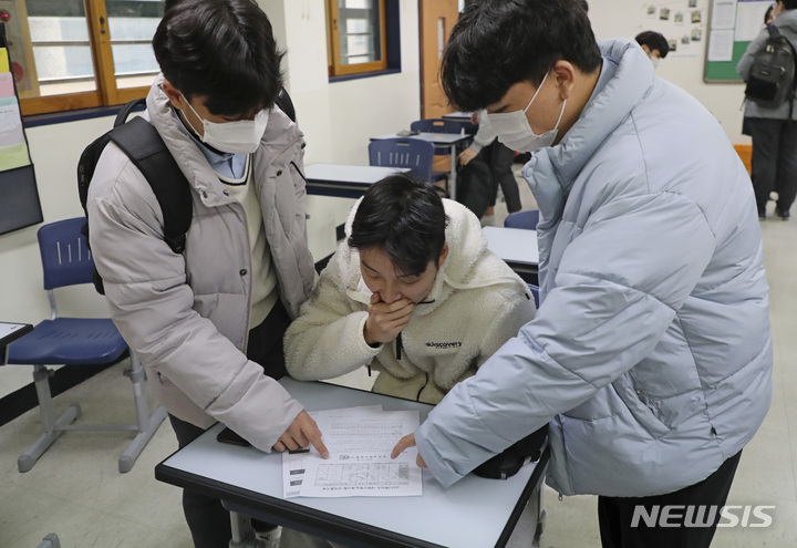 [서울=뉴시스] 최진석 기자 = 2023학년도 수능 성적표 배부일인 지난 9일 오전 서울 종로구 경복고등학교에서 고3 수험생들이 수능 성적표를 확인하며 대화를 나누고 있다. (공동취재사진) 2022.12.28. photo@newsis.com