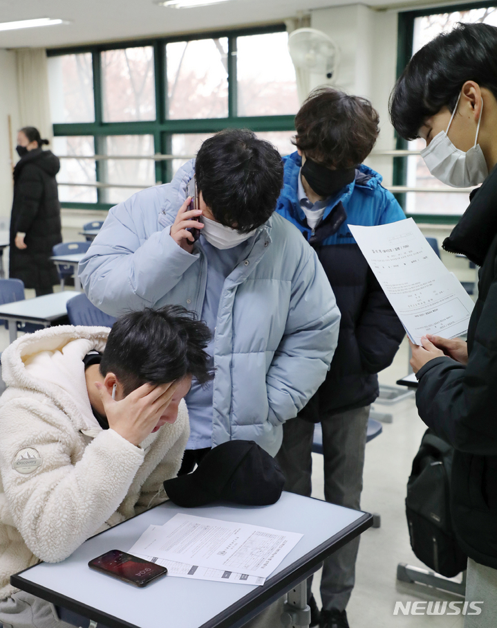 [서울=뉴시스] 최진석 기자 = 2023학년도 수능 성적표 배부일인 9일 오전 서울 종로구 경복고등학교에서 고3 수험생이 수능 성적표를 확인하고 있다. (공동취재사진) 2022.12.09. photo@newsis.com