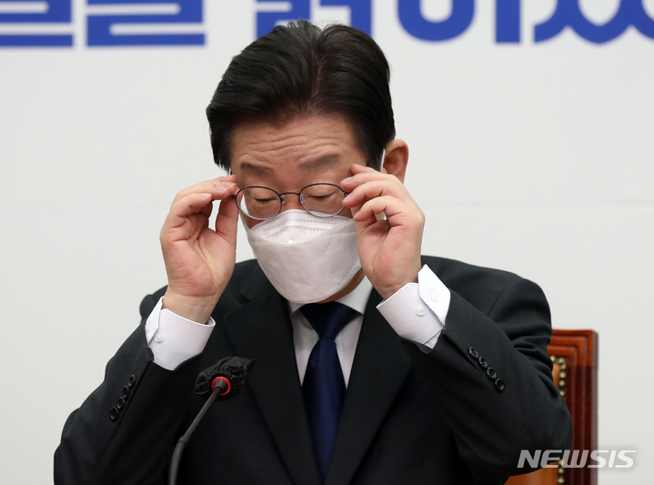 [서울=뉴시스] 고범준 기자 = 이재명 더불어민주당 대표가 9일 오전 서울 여의도 국회에서 열린 최고위원회의에서 발언하기 전 안경을 만지고 있다. 2022.12.09. bjko@newsis.com