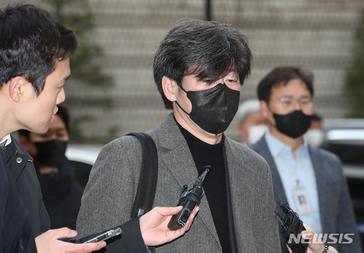 [서울=뉴시스] 정병혁 기자 = 남욱 변호사가 9일 오전 서울 서초구 서울중앙지법에서 열린 '대장동 개발 배임 혐의' 관련 69차 공판에 출석하고 있다. (공동취재사진) 2022.12.09. photo@newsis.com