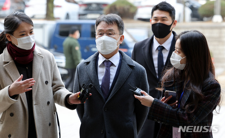 [서울=뉴시스] 정병혁 기자 = 화천대유 대주주 김만배 씨가  지난달 9일 오전 서울 서초구 서울중앙지방법원에서 열린 '대장동 개발 배임 혐의' 관련 69차 공판에 출석하고 있다. (공동취재사진) 2022.12.09. photo@newsis.com