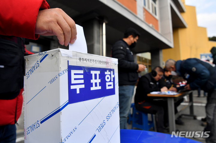 [광주=뉴시스] 이영주 기자 = 화물연대 총파업 철회 여부 결정 조합원 대상 찬반 투표가 열린 9일 오전 광주 광산구 진곡산단 내 화물연대 광주본부 주차장에서 조합원들이 투표에 참여하고 있다. 2022.12.09. leeyj2578@newsis.com