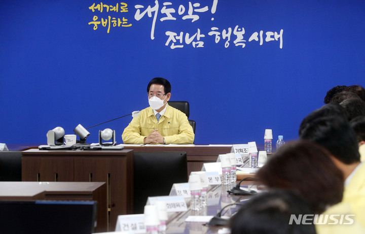 [무안=뉴시스] 이창우 기자=김영록 전남도지사는 9일 오전 도청 재난종합상황실에서 실국별 가움대책 상황 보고회를 주재했다. 김 지사는 도내 기업에 가뭄의 심각성을 알리고 물 절약 계획서를 받아 가뭄에 대비 하고, 도서지역에 긴급히 이동식 담수시설 설치를 지시했다. (사진=전남도 제공) 2022.12.09. photo@newsis.com *재판매 및 DB 금지