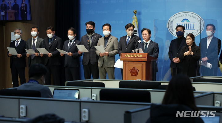 [서울=뉴시스] 고범준 기자 = 더불어민주당 검찰독재정치탄압대책의원회 소속 의원들이 9일 오전 서울 여의도 국회 소통관에서 김건희 여사의 도이치모터스 주가조작 의혹 관련 기소 촉구 기자회견을 하고 있다. 2022.12.09. bjko@newsis.com