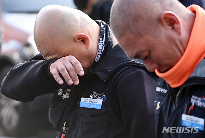 [의왕=뉴시스] 김종택 기자 = 화물연대가 총파업을 철회한 9일 경기도 의왕시 화물연대 서경지역본부에서 조합원이 눈물을 훔치고 있다. 2022.12.09. jtk@newsis.com