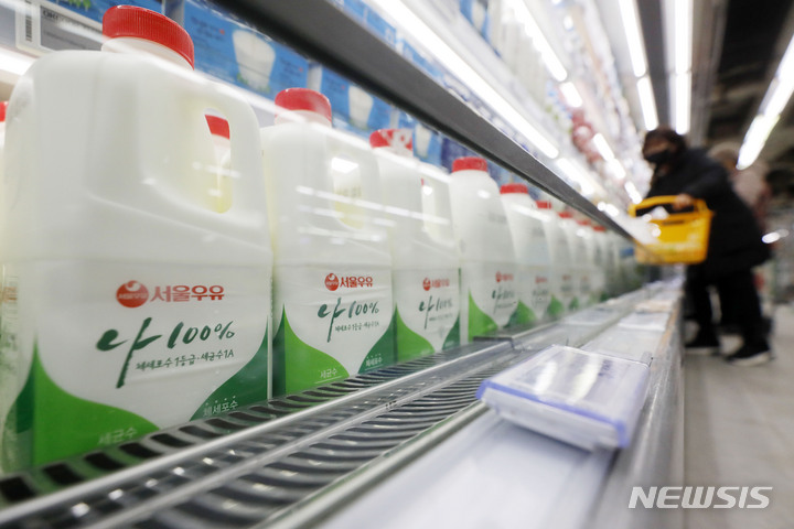 [서울=뉴시스] 최동준 기자 = 9일 서울 시내 대형 마트의 서울우유 모습. 2022.12.09. photocdj@newsis.com