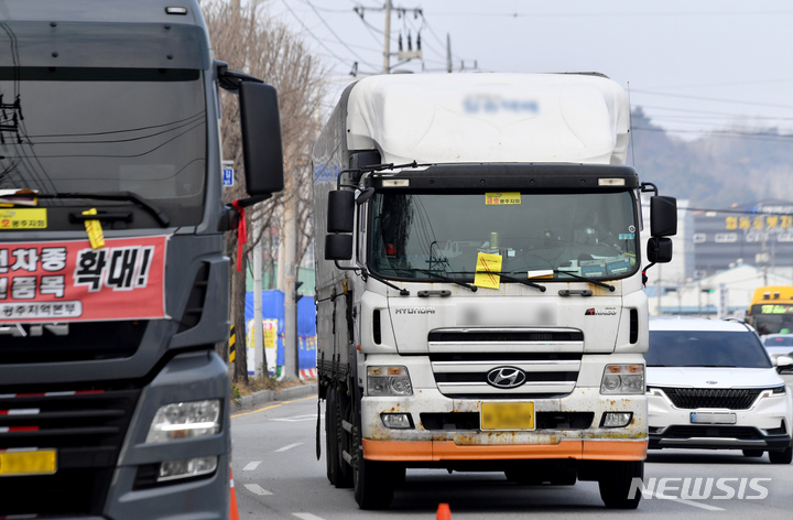 [광주=뉴시스] 이영주 기자 = 9일 오후 광주 광산구 금호타이어 공장 주변에서 파업을 끝내고 업무에 복귀하는 화물차가 도로를 달리고 있다. 2022.12.09. leeyj2578@newsis.com