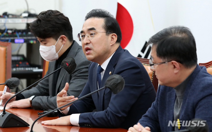 [서울=뉴시스] 이영환 기자 = 박홍근 더불어민주당 원내대표가 9일 오후 서울 여의도 국회 원내대표실에서 예산안 관련 기자간담회를 하고 있다. 2022.12.09. 20hwan@newsis.com