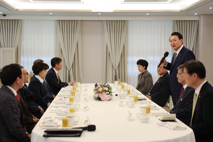 [서울=뉴시스] 윤석열 대통령이 9일 서울 용산 대통령실 청사에서 열린 국민통합위원회 고문단 격려 오찬에서 발언하고 있다. (사진=대통령실 제공) 2022.12.09. photo@newsis.com *재판매 및 DB 금지