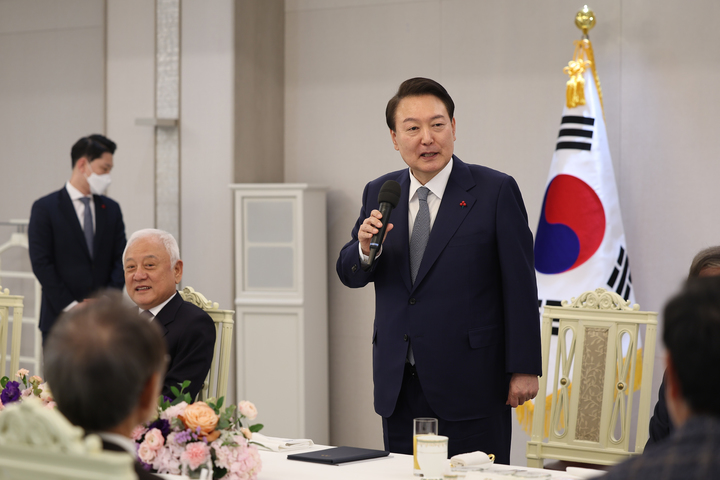 [서울=뉴시스] 윤석열 대통령이 9일 서울 용산 대통령실 청사에서 열린 국민통합위원회 고문단 격려 오찬에서 발언하고 있다. (사진=대통령실 제공) 2022.12.09. photo@newsis.com *재판매 및 DB 금지