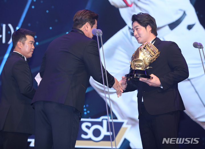 [서울=뉴시스] 김진아 기자 = 9일 서울 강남구 코엑스 오디토리움에서 열린 2022 신한은행 SOL KBO 골든글러브 시상식에서 KT 위즈 박병호가 1루수 부문 골든글러브를 수상하고 있다. 2022.12.09. bluesoda@newsis.com