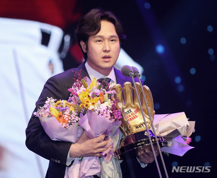 [서울=뉴시스] 김진아 기자 = 9일 서울 강남구 코엑스 오디토리움에서 열린 2022 신한은행 SOL KBO 골든글러브 시상식에서 SSG 랜더스 최정이 3루수 부문 골든글러브를 수상, 소감을 말하고 있다. 2022.12.09. bluesoda@newsis.com