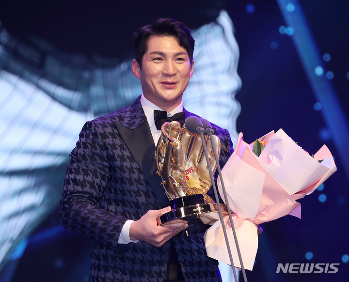 [서울=뉴시스] 김진아 기자 = 9일 서울 강남구 코엑스 오디토리움에서 열린 2022 신한은행 SOL KBO 골든글러브 시상식에서 LG 트윈스 오지환이 유격수 부문 골든글러브를 수상, 소감을 말하고 있다. 2022.12.09. bluesoda@newsis.com