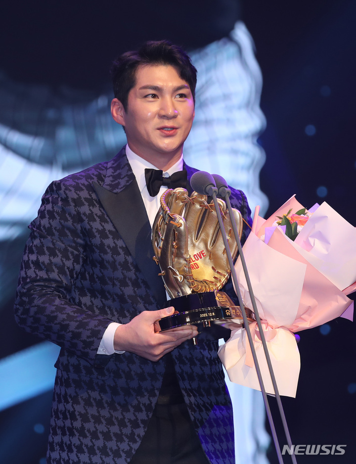 [서울=뉴시스] 김진아 기자 = 9일 서울 강남구 코엑스 오디토리움에서 열린 2022 신한은행 SOL KBO 골든글러브 시상식에서 LG 트윈스 오지환이 유격수 부문 골든글러브를 수상, 소감을 말하고 있다. 2022.12.09. bluesoda@newsis.com