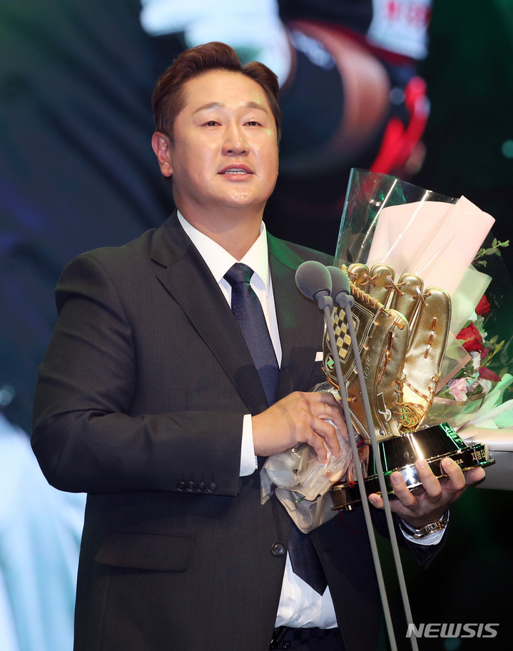 [서울=뉴시스] 김진아 기자 = 9일 서울 강남구 코엑스 오디토리움에서 열린 2022 신한은행 SOL KBO 골든글러브 시상식에서 롯데 이대호가 지명타자 부문 골든글러브를 수상, 소감을 말하고 있다. 2022.12.09. bluesoda@newsis.com