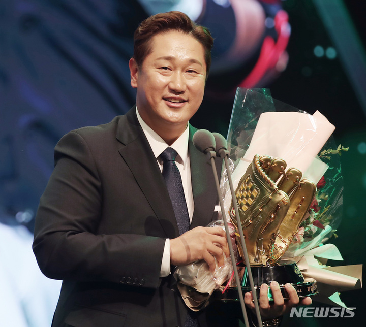 [서울=뉴시스] 김진아 기자 = 9일 서울 강남구 코엑스 오디토리움에서 열린 2022 신한은행 SOL KBO 골든글러브 시상식에서 롯데 이대호가 지명타자 부문 골든글러브를 수상, 소감을 말하고 있다. 2022.12.09. bluesoda@newsis.com