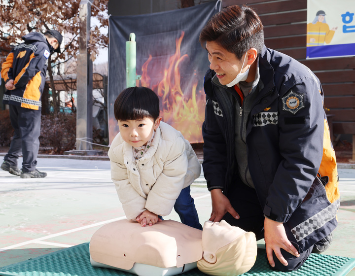 유치원 원아가 심폐소생술 교육을 받고 있다 (사진=칠곡군 제공) *재판매 및 DB 금지