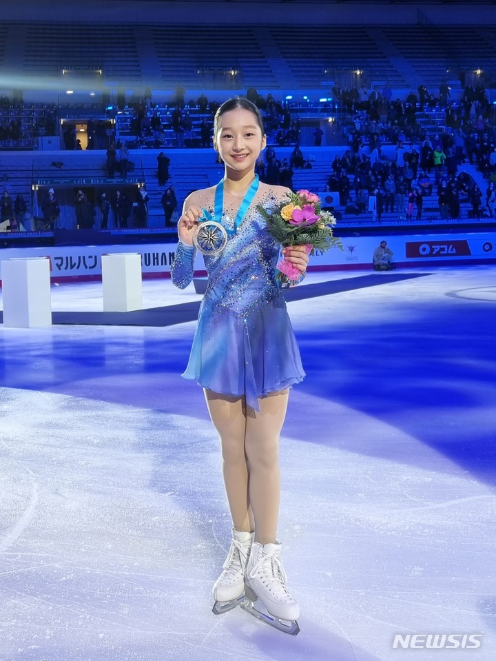 [서울=뉴시스]피겨 신지아, 주니어GP 파이널 은메달…김연아 이후 17년만 (사진 = 올댓스포츠 제공)