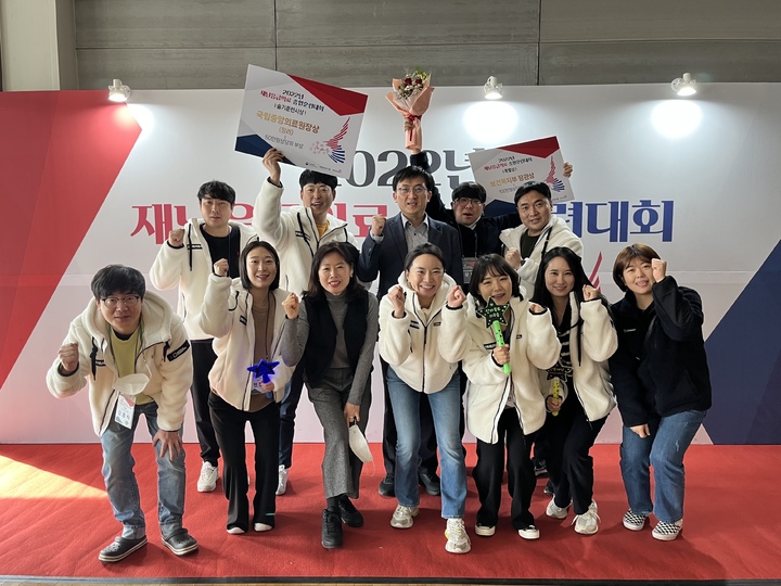 [전주=뉴시스] ‘제5회 재난응급의료 종합훈련대회’에 참가한 전라북도팀이 수상 후 기념촬영을 하고 있다. (사진= 전라북도청 제공) *재판매 및 DB 금지