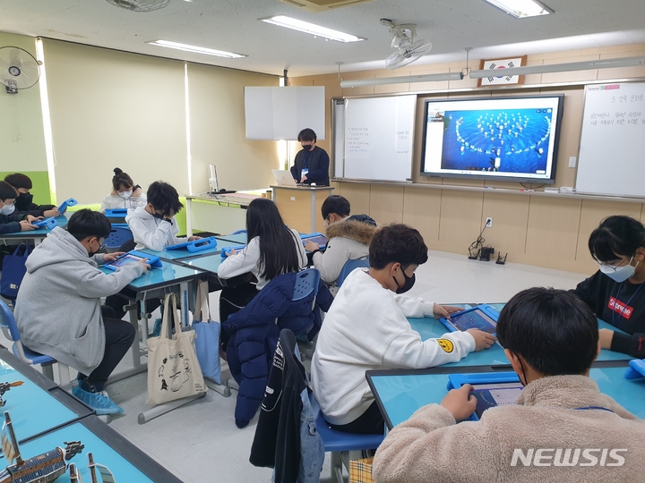 [창원=뉴시스] 홍정명 기자=10일 경남 창원시 마산회원구 마산구암고에서 초등학생 대상으로 경남도교육청의 '디지털 기반 미래형 교과서 체험 한마당' 수업이 진행되고 있다.(사진=경남도교육청 제공)2022.12.10. photo@newsis.com