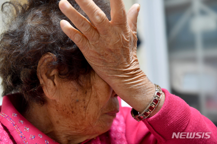 [광주=뉴시스] 이영주 기자 = 10일 오전 광주 서구 자택에서 근로정신대 피해자 양금덕(93) 할머니가 대한민국 국민훈장 모란장 서훈 취소와 관련된 이야기를 토로하며 눈물을 닦고 있다. 2022.12.10. leeyj2578@newsis.com