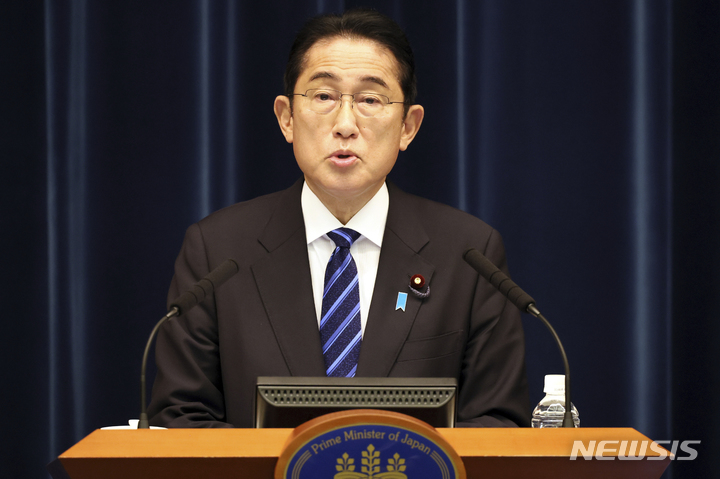 [도쿄=AP/뉴시스]지난 10일 일본 도쿄의 총리 관저에서 기시다 후미오 총리가 기자회견을 가지고 발언하고 있다. 2022.12.16.