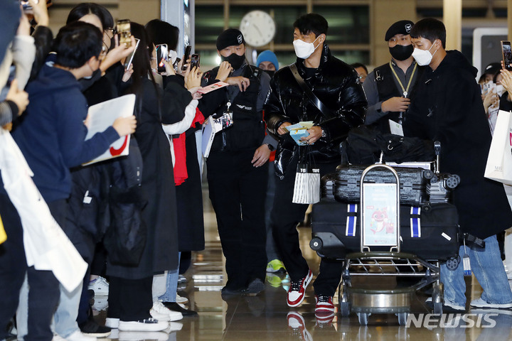 [인천공항=뉴시스] 최동준 기자 = 황희찬이 10일 인천국제공항에서 울버햄튼 전지훈련 캠프인 스페인으로 출국 하며 팬들 인사에 미소 짓고 있다. 2022.12.10. photocdj@newsis.com