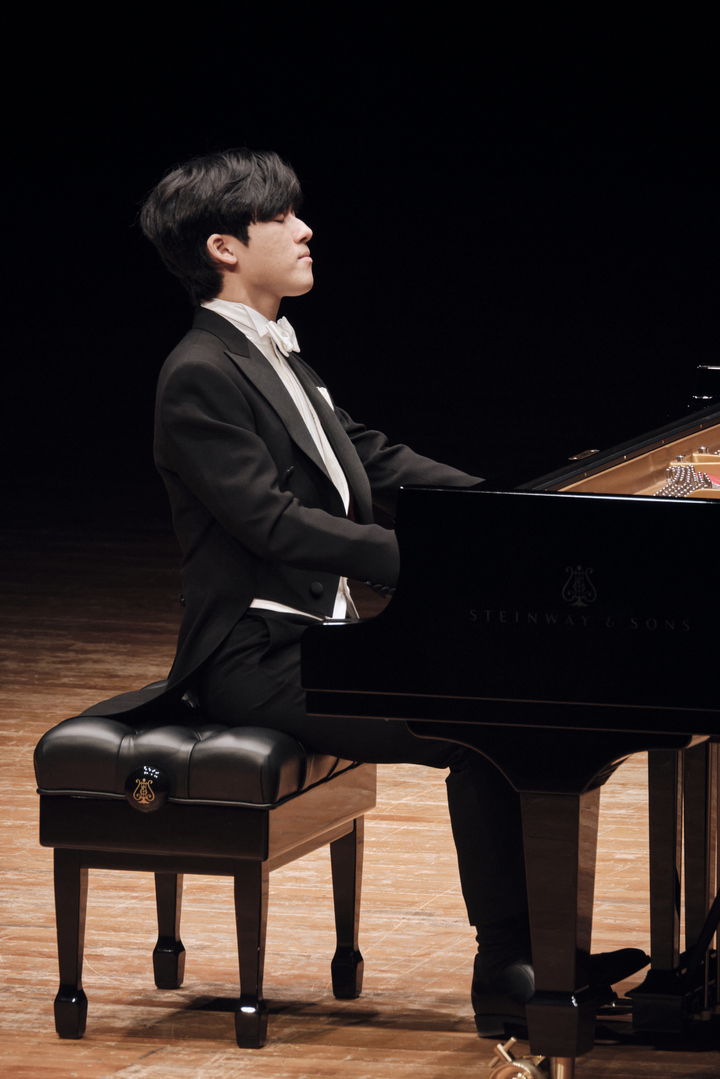 [서울=뉴시스]피아니스트 임윤찬이 지난 10일 서울 서초구 예술의전당 콘서트홀에서 열린 피아노 리사이틀에서 연주하고 있다. (사진=목프로덕션 제공) 2022.12.11. photo@newsis.com *재판매 및 DB 금지