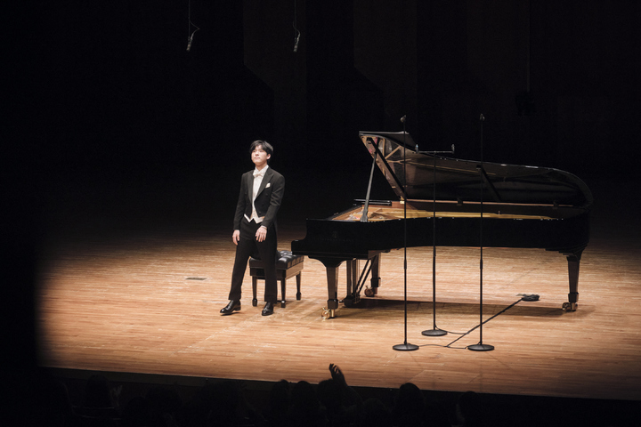 [서울=뉴시스]피아니스트 임윤찬이 지난 10일 서울 서초구 예술의전당 콘서트홀에서 열린 피아노 리사이틀에서 연주를 마치고 인사하고 있다. (사진=목프로덕션 제공) 2022.12.11. photo@newsis.com *재판매 및 DB 금지